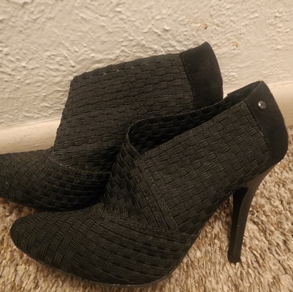 Vera Wang heeled black booties size7 Nwot